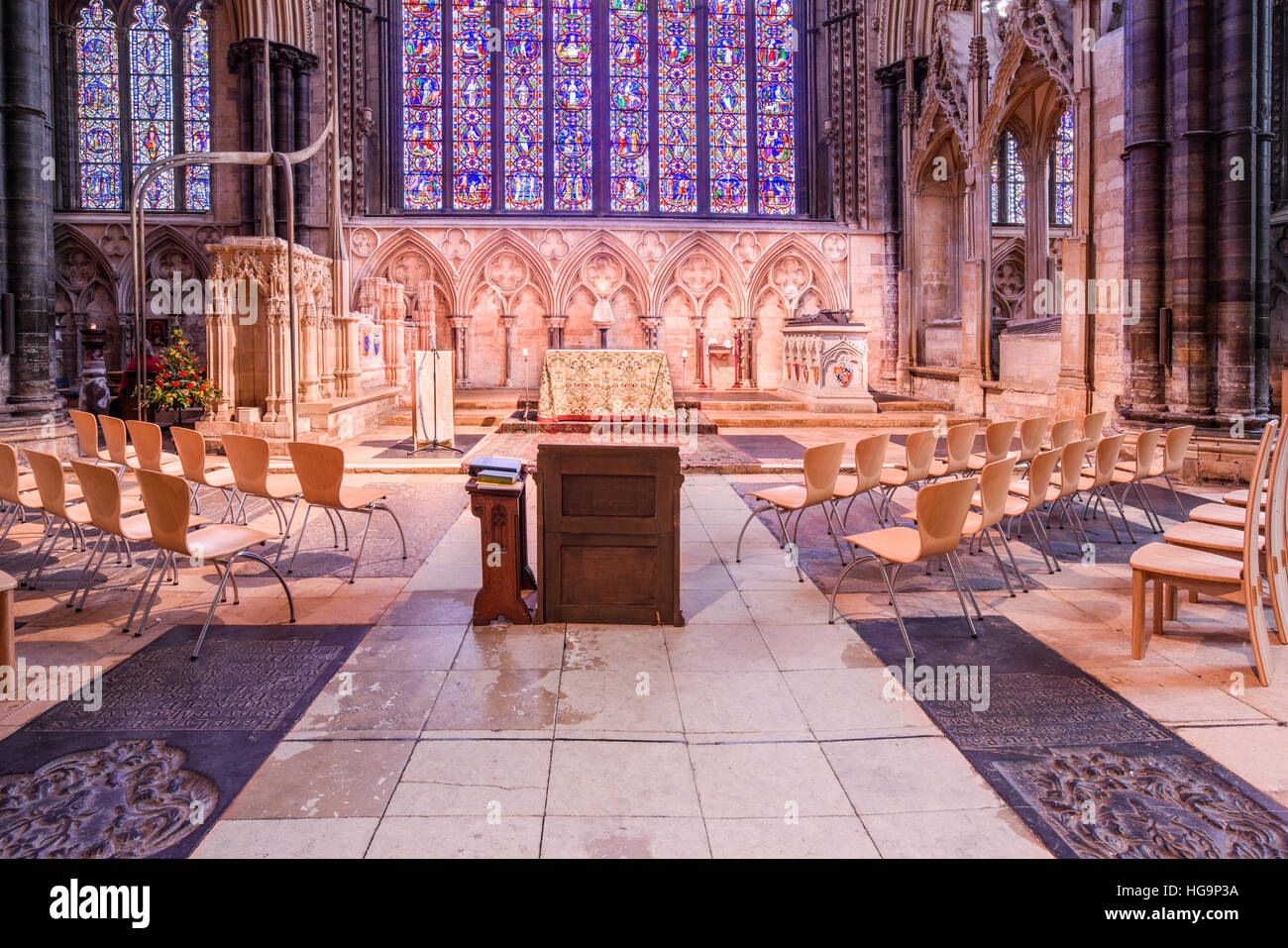 Altare e sedie all'estremità est della Cattedrale di Lincoln, Inghilterra. Foto Stock