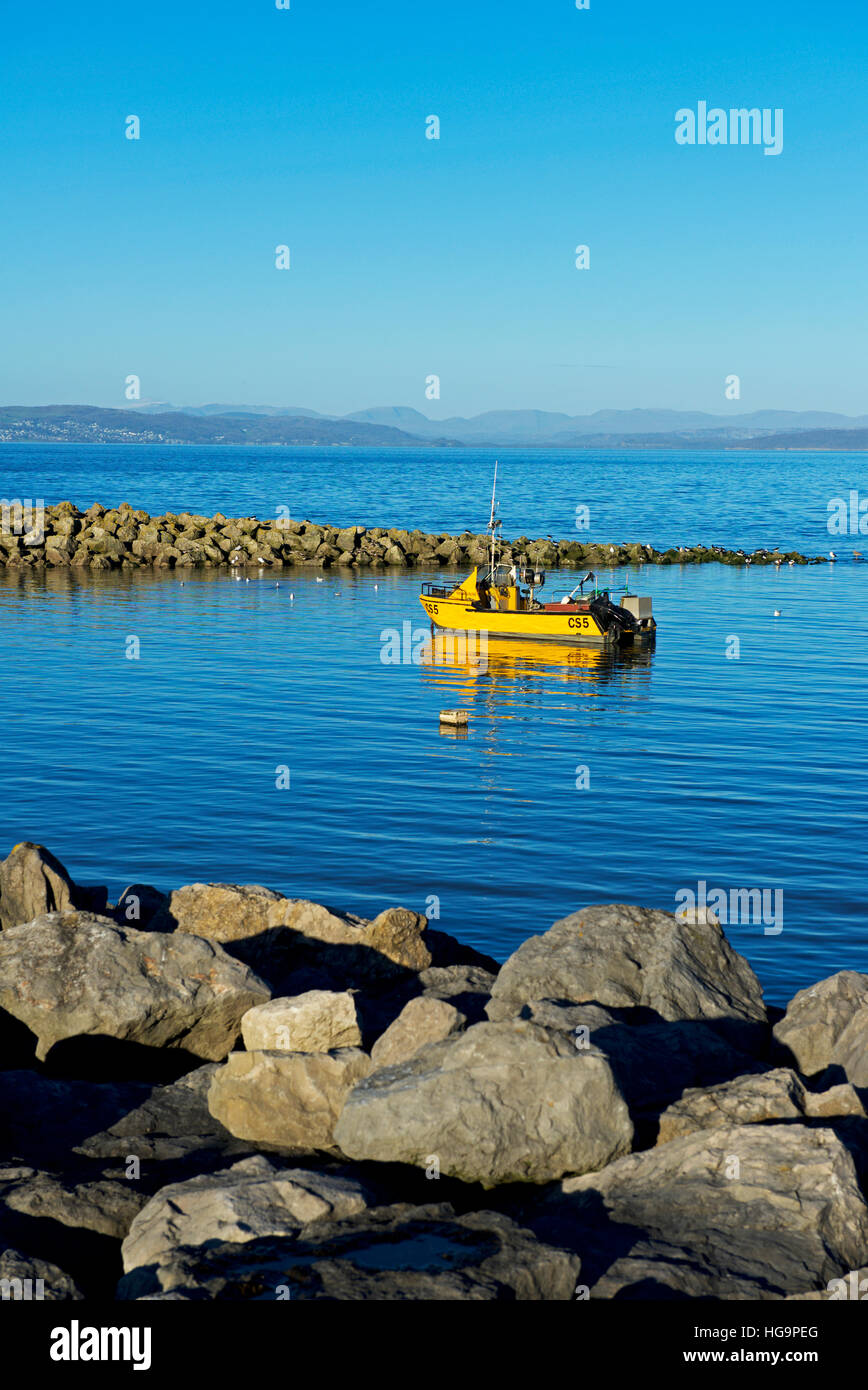 Barca su ormeggio a bassa marea, Morecambe, Lancashire, Inghilterra, Regno Unito Foto Stock