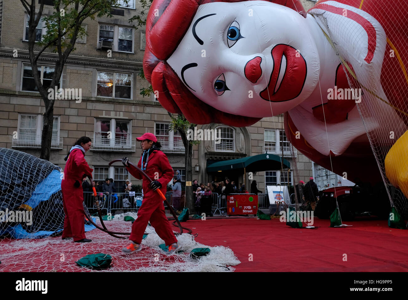 NEW YORK, NY: Un Ronald McDonald il palloncino viene gonfiato in preparati per il Macy's Thanksgiving Day Parade. 11/23/16 Foto Stock