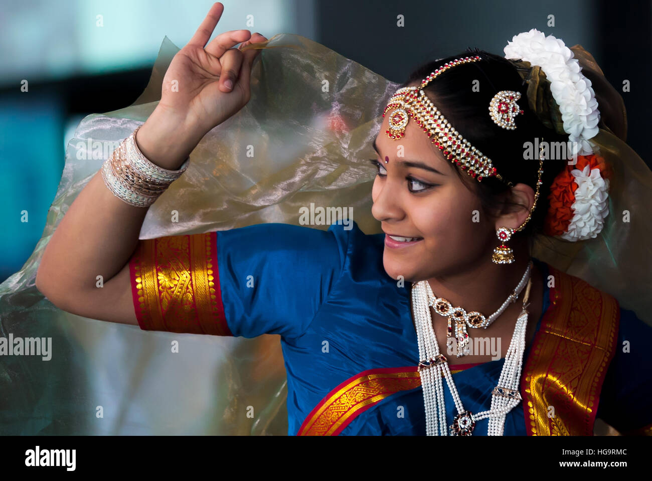 Ragazze vestite di tradional South Asian dress eseguire in corrispondenza di un evento culturale. Foto Stock