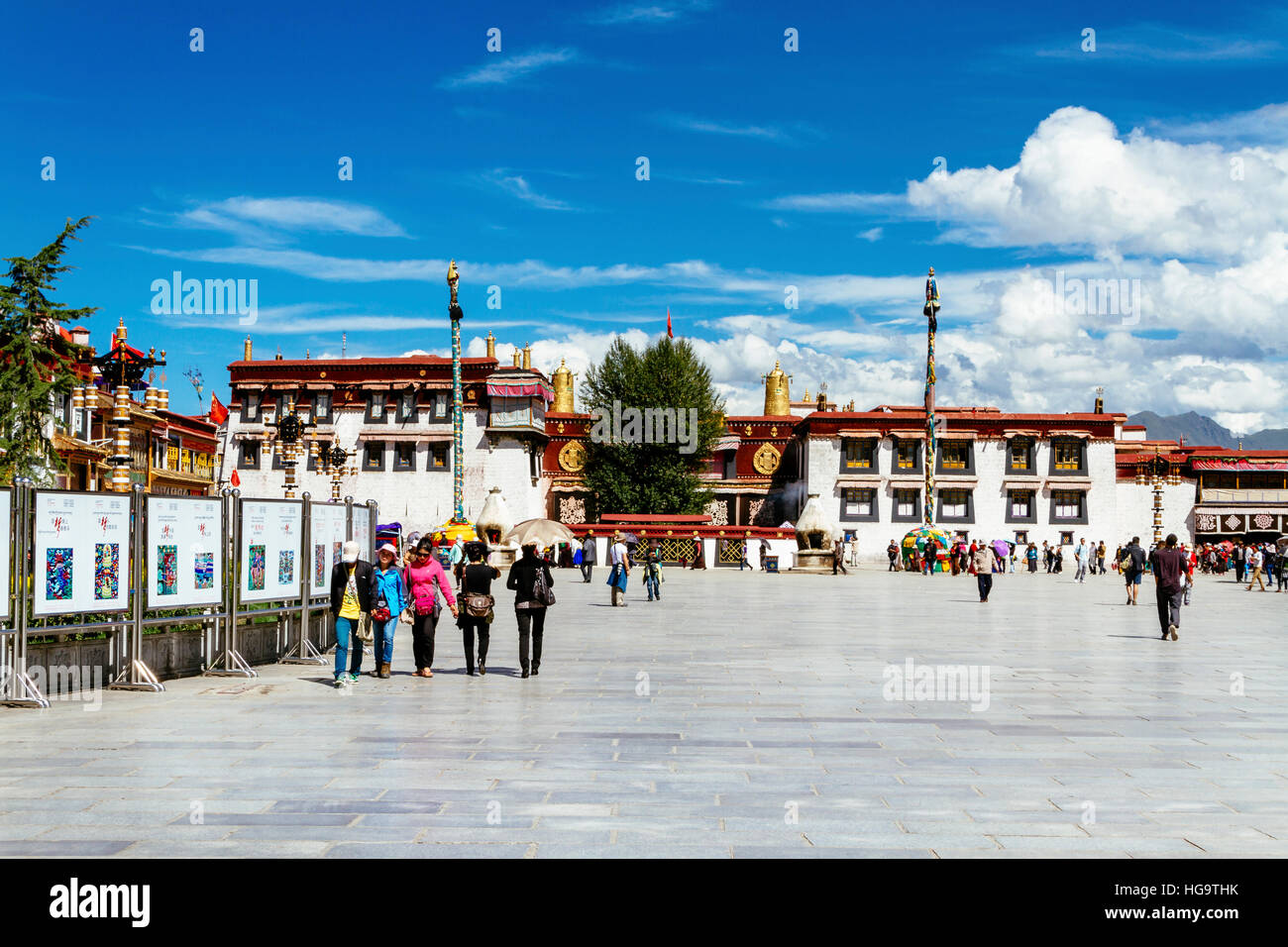 Lhasa, in Tibet - la vista di Jokhang Tempio, il tempio santo in Lhasa nelle ore diurne. Foto Stock