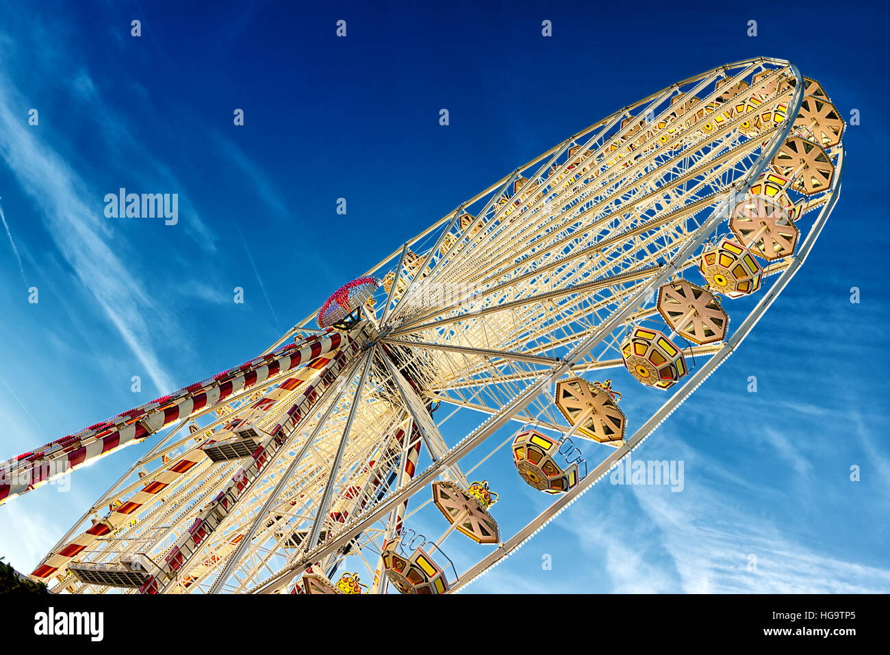 Circolare grande ruota panoramica sul cielo blu sullo sfondo Foto Stock
