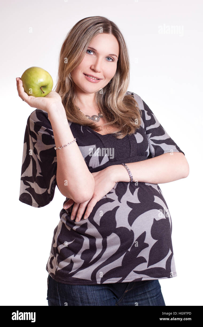 Bella donna incinta con un Apple Foto Stock