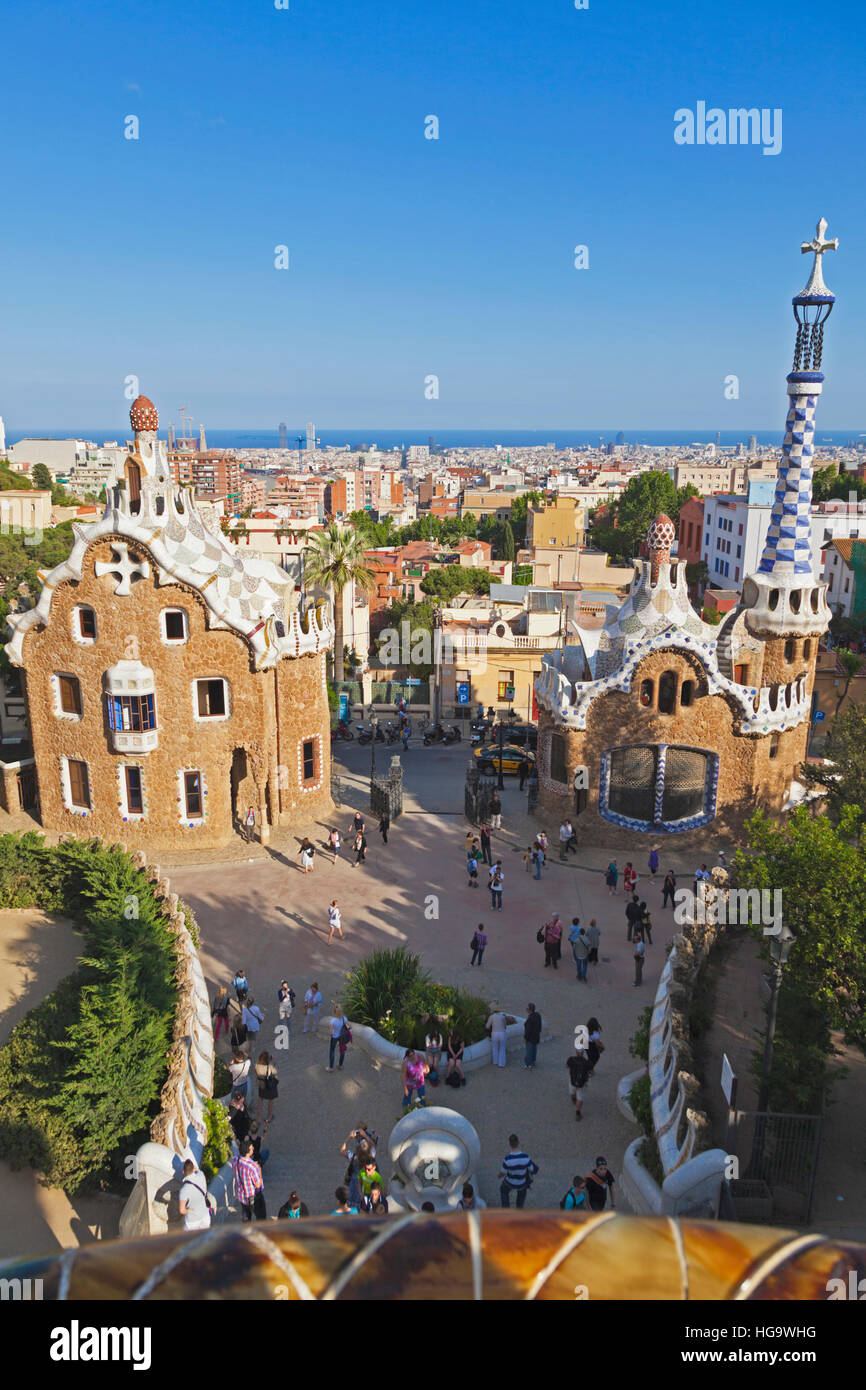 Barcellona, Spagna. Padiglioni all'entrata al Parc Güell. Parco Guell è stato progettato da Antoni Gaudi e è un sito Patrimonio Mondiale dell'UNESCO. Foto Stock