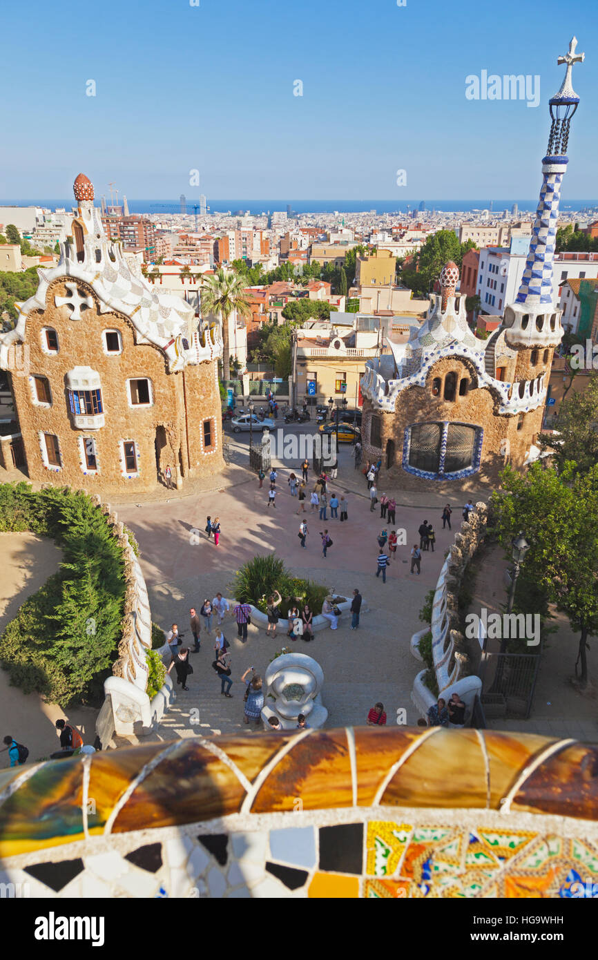 Barcellona, Spagna. Padiglioni all'entrata al Parc Güell. Parco Guell è stato progettato da Antoni Gaudi e è un sito Patrimonio Mondiale dell'UNESCO. Foto Stock