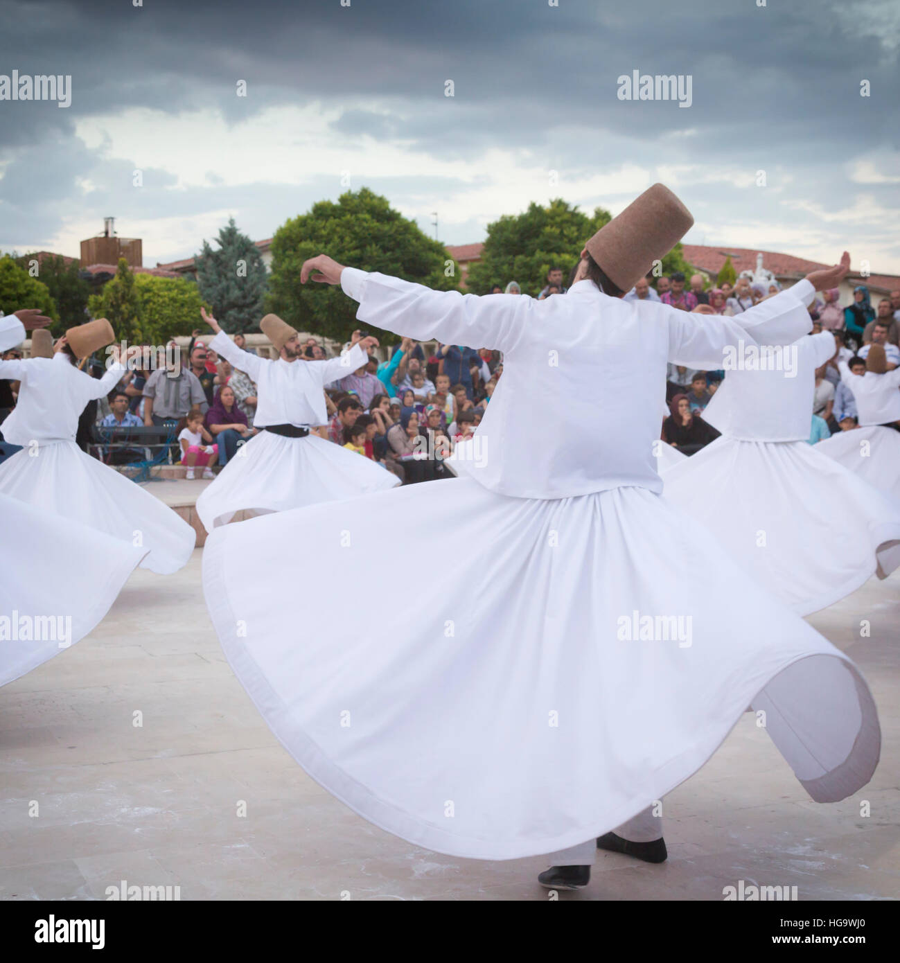 Konya, Provincia di Konya, Turchia. Dervisci vorticoso. L'UNESCO ha proclamato la 'cerimonia Mevlevi Sema' della Turchia (qui vista) tra i capolavori di Foto Stock