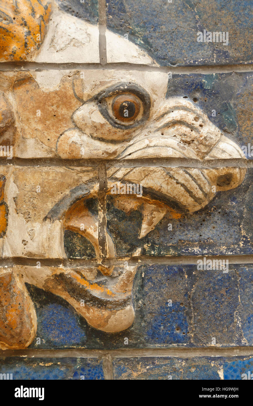 Istanbul, Turchia. Museo archeologico. In mattoni smaltati lion in rilievo dal "processione Street', Babilonia, risalente al Nabucodònosor II periodo c Foto Stock