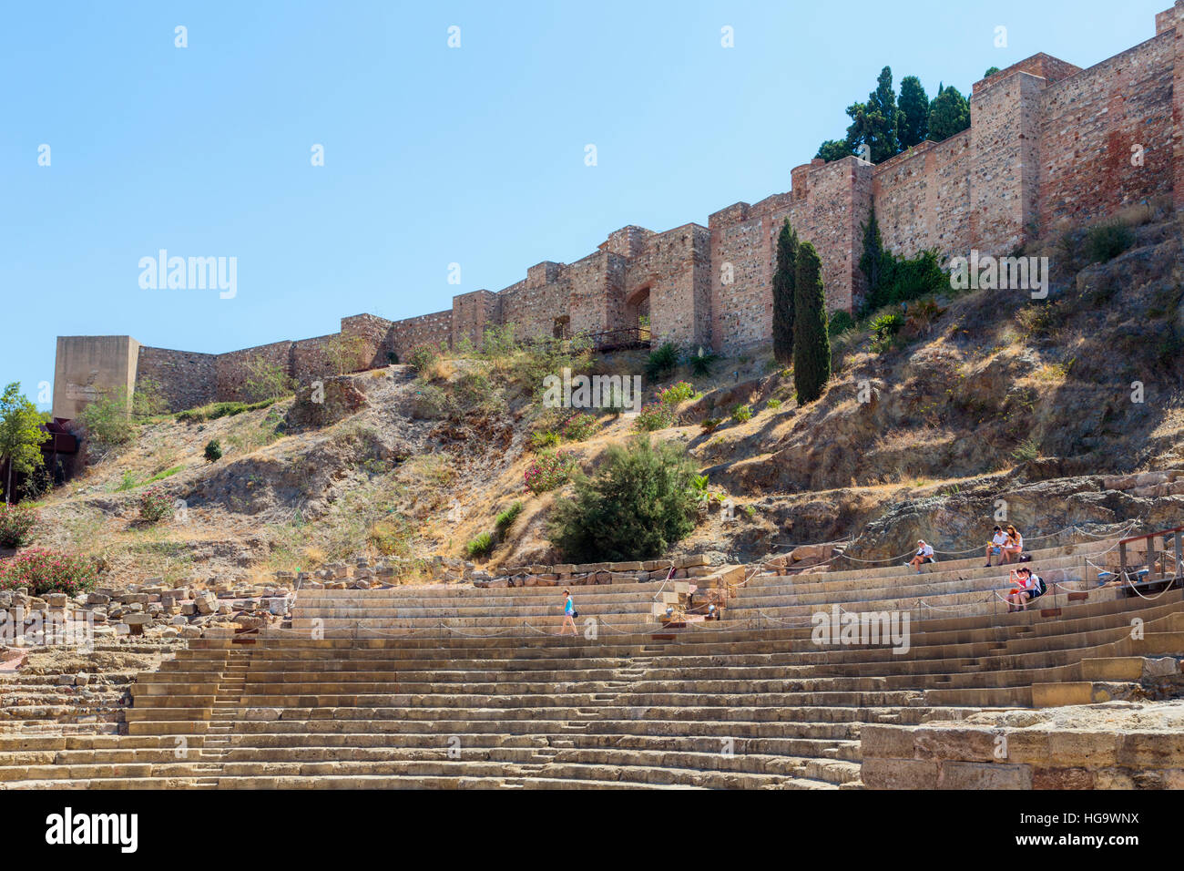 Malaga, provincia di Malaga, Costa del Sol, Andalusia, Spagna meridionale. Teatro romano e la alcazaba moresca, o fortezza. Foto Stock