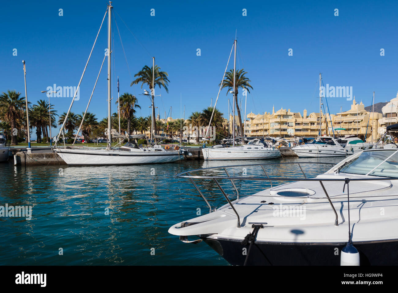 Benalmadena Costa, Costa del Sol, provincia di Malaga, Andalusia, Spagna meridionale. Imbarcazioni da diporto in Benalmadena Marina. Puerto Deportivo. Proprietà di lusso. Foto Stock