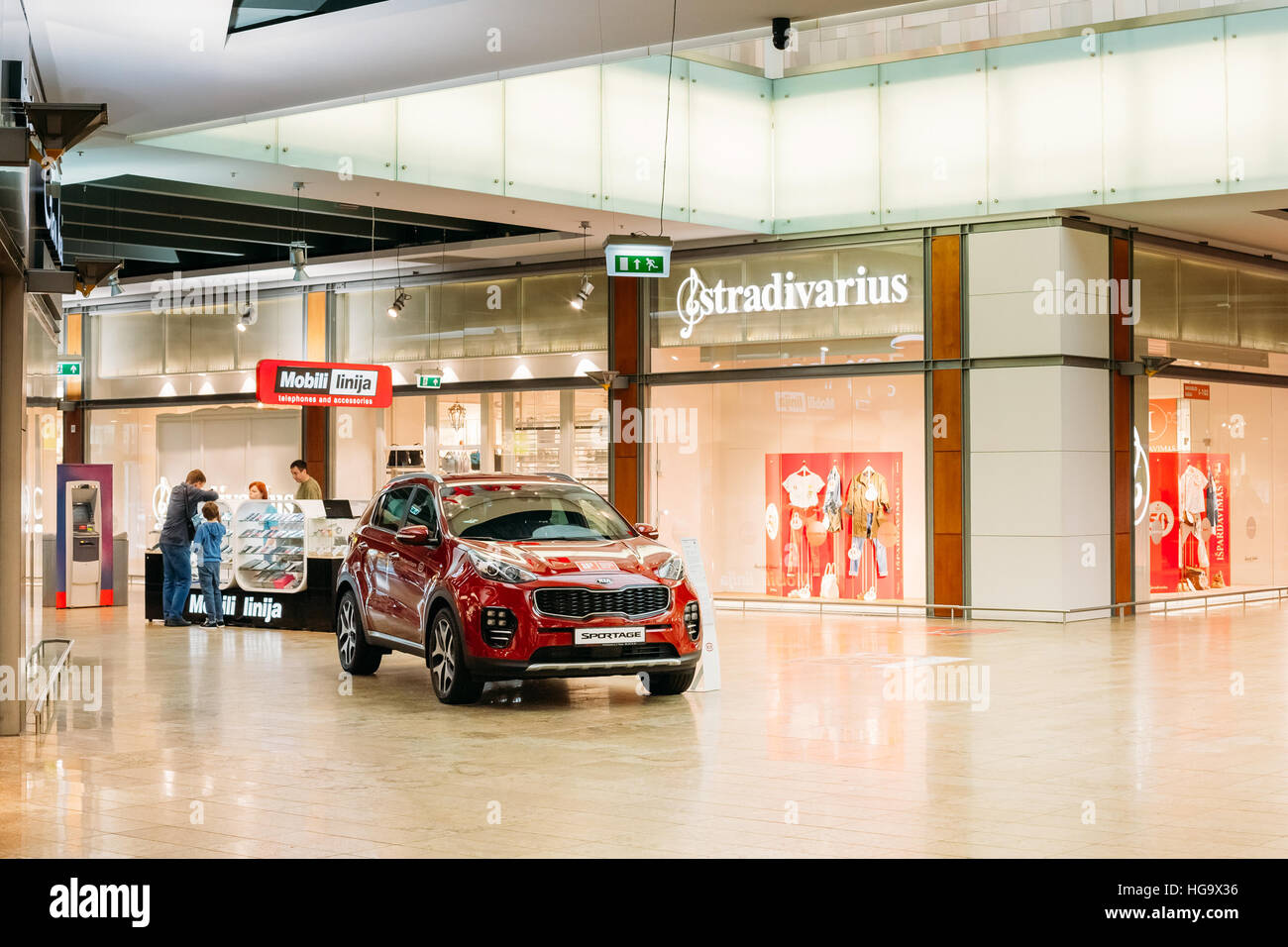 Vilnius Lituania - Luglio 08, 2016: la dimostrazione della nuova Red Kia Sportage Auto, Compact Sport Utility Vehicle SUV nella Hall dell Acropoli Shop Foto Stock