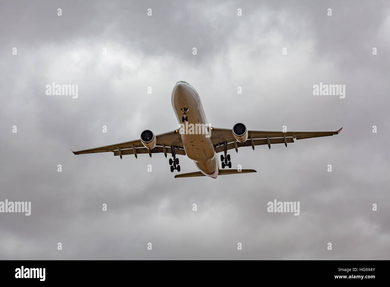 Passeggero aereo jet basso nel cielo la preparazione a terra Foto Stock