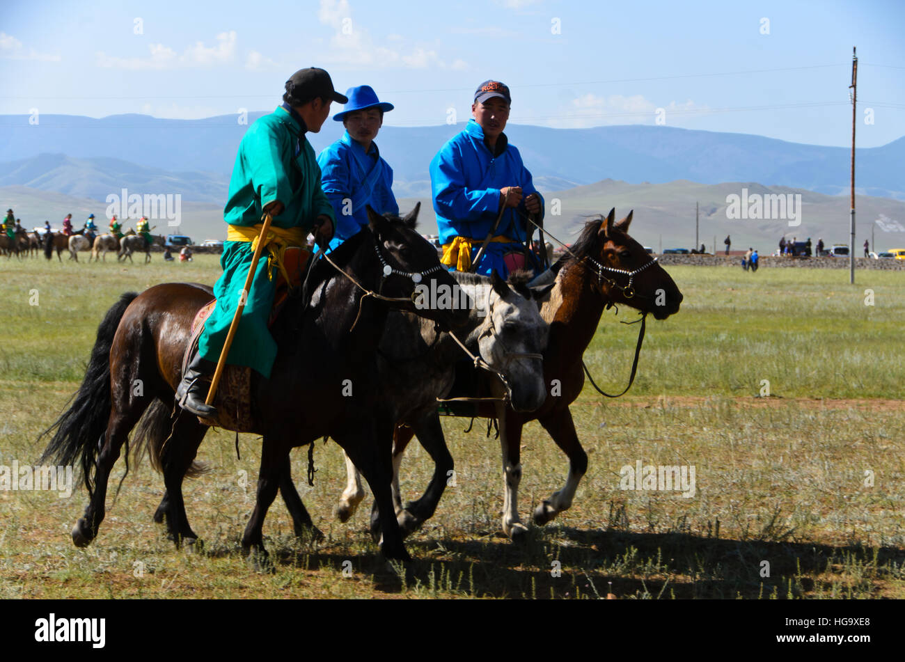 Cavallo mongolo-piloti venuti per partecipare al festival di Naadam. Foto Stock