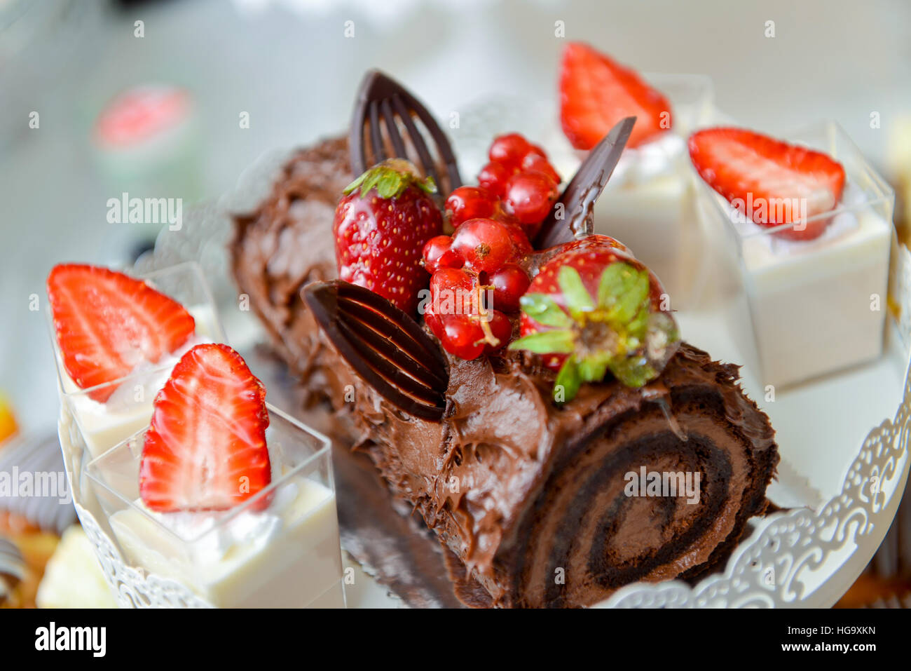 Involtino di cioccolato con fragole sul tavolo Foto Stock