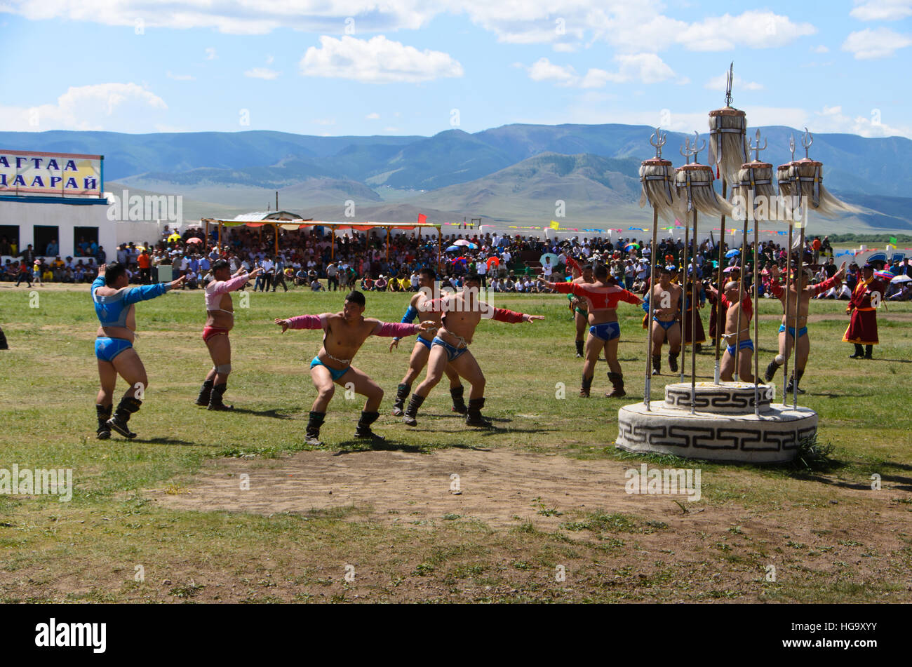 Lottatori eseguire la danza rituale al Naadam Festival di Moron Foto Stock