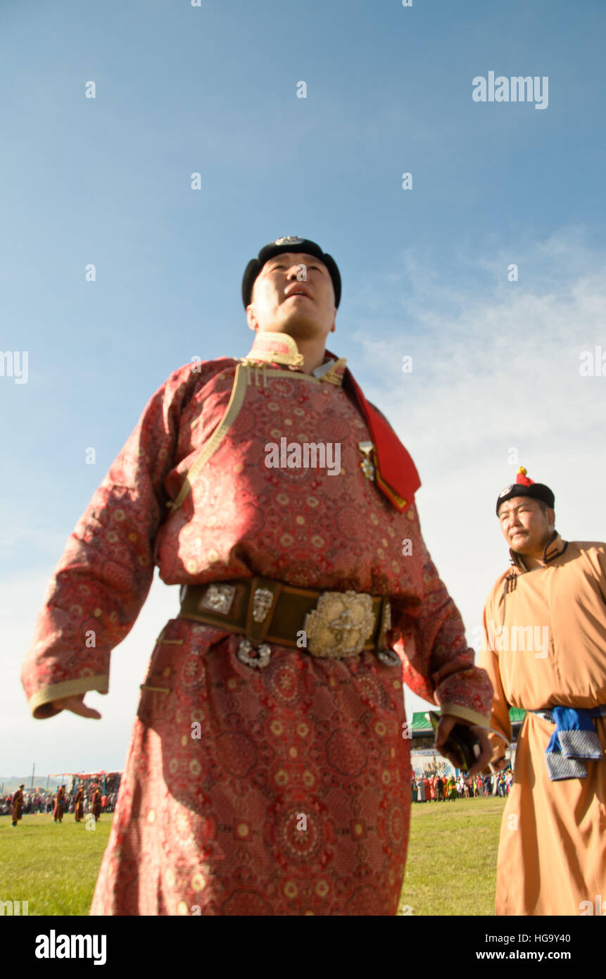 Un lottatore nel suo vestito tradizionale quando non è in gioco. Foto Stock