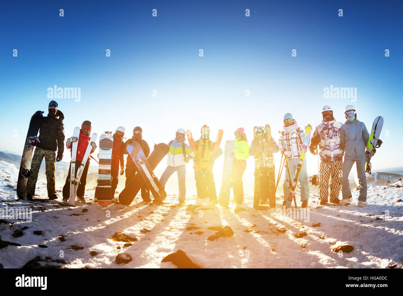 Gruppo amici sciatori di sci snowboard sport invernali Foto Stock