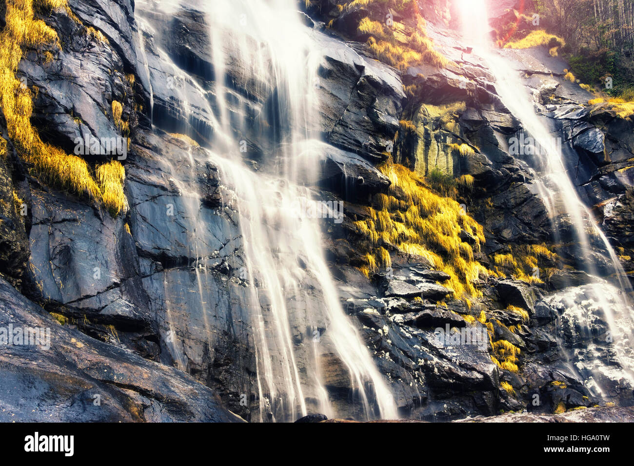 Cascata in rocce di montagna Foto Stock