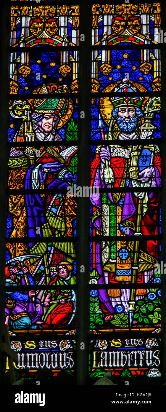 Vetrata raffigurante San Rumbold e Saint Lambert o Lambertus di Maastricht, nella Cattedrale di Mechelen, Belgio. Foto Stock