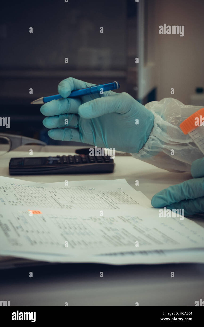 Lab lavoratore scrive analysis report, soft focus Foto Stock