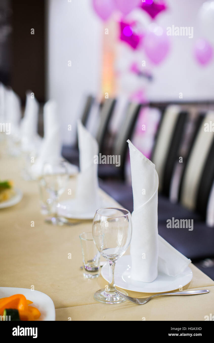 Decorate a banchetto di nozze impostazione della tabella sul ricevimento serale Foto Stock