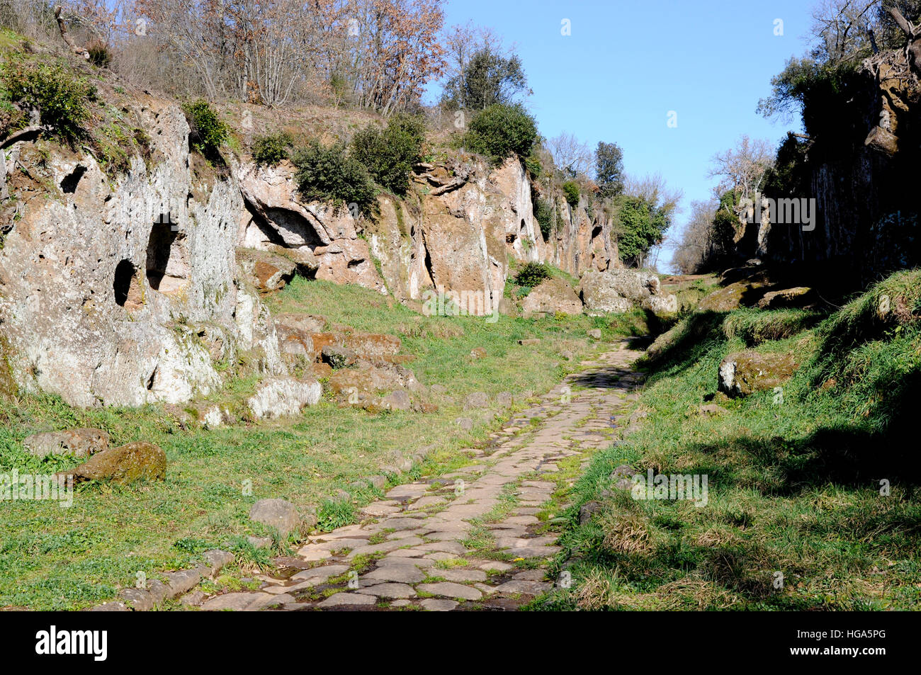 L'antica strada romana Amerina fiancheggiata dai resti di tombe etrusche. Questa strada legato alla città di Roma e l'Umbria. Foto Stock