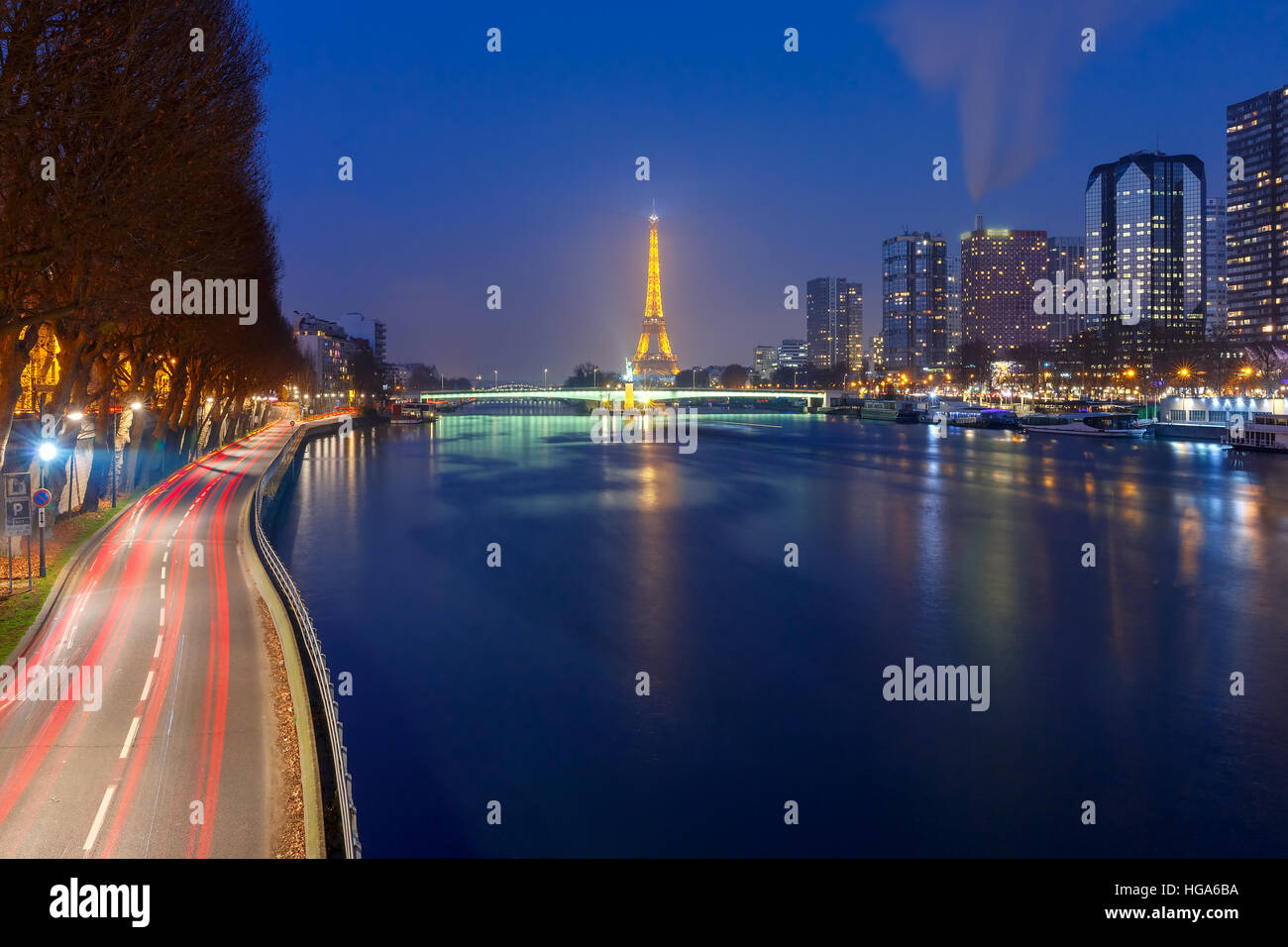 Panorama con la torre Eiffel di notte, Parigi Francia Foto Stock