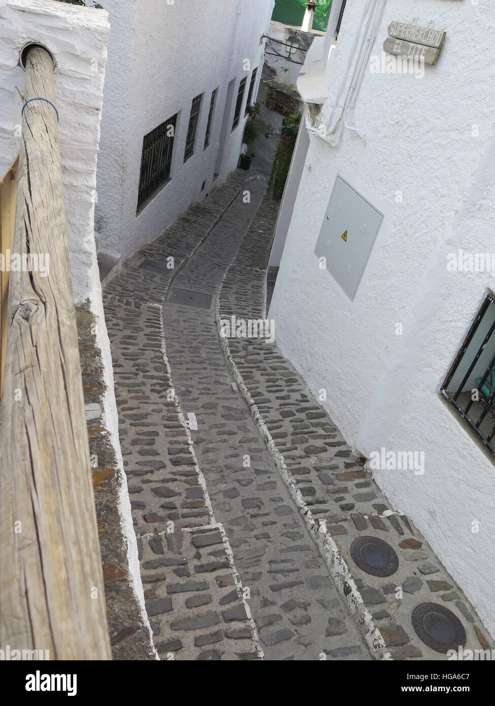 Aprire il tappo del foro di scarico nel mezzo della strada nel villaggio di Pampanaira, Andalusia, Spagna Foto Stock