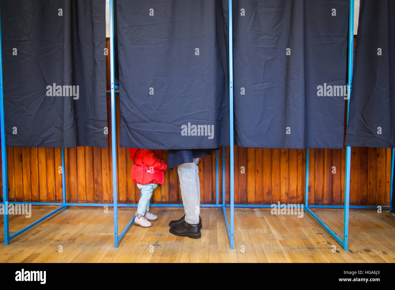 La gente di votare in un vota in corrispondenza di una stazione di polling. Foto Stock