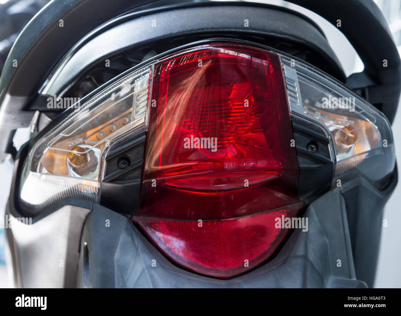 Luci rosse posteriori delle moderne moto nel garage. Foto Stock