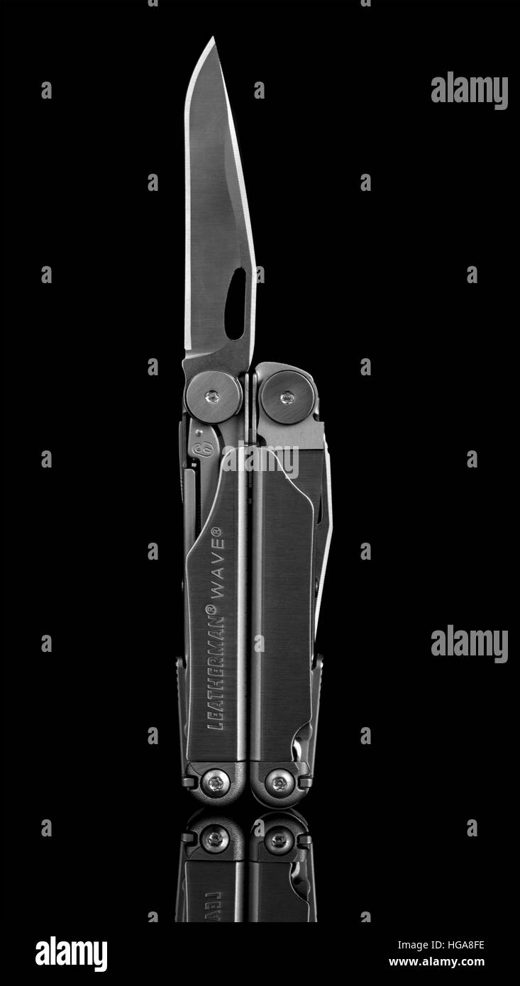 Leatherman Wave multitool su sfondo nero Foto Stock