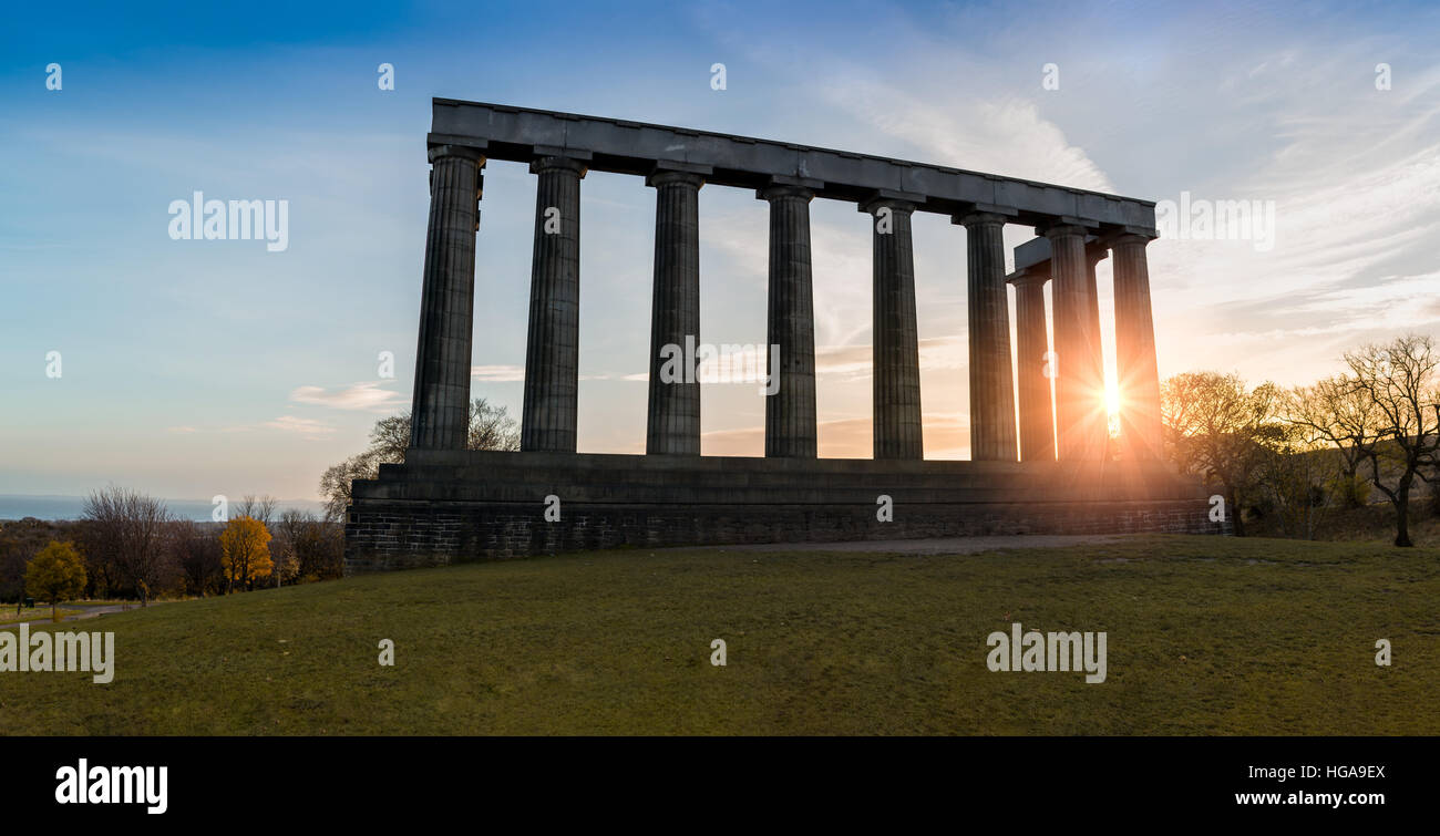Monumento Nazionale di Scozia sulla sommità di Edimburgo di Calton Hill a sunrise Foto Stock