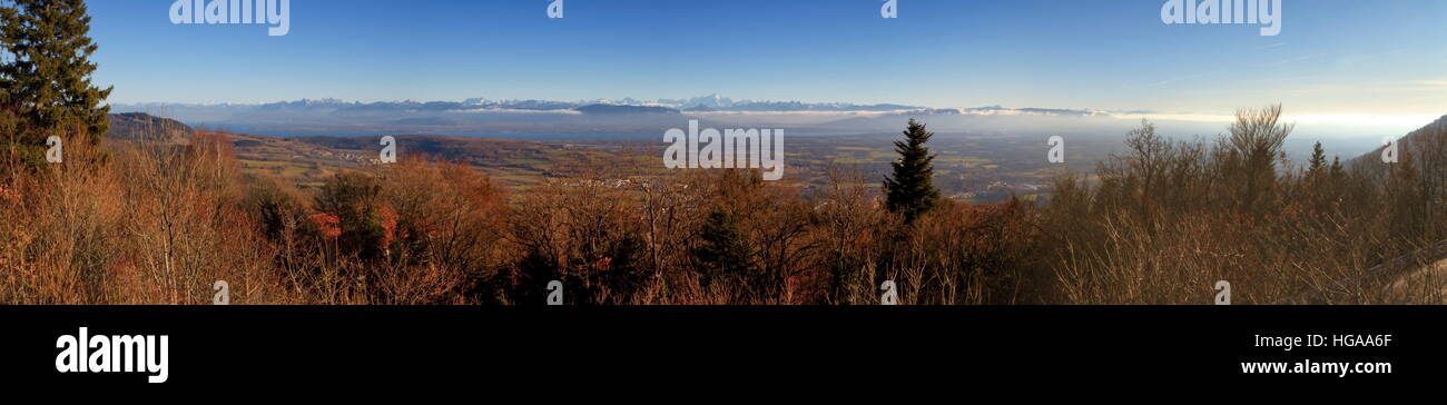 Vista panoramica sul massiccio del Monte Bianco e sulle Alpi le montagne del Giura passby inverno, Francia Foto Stock