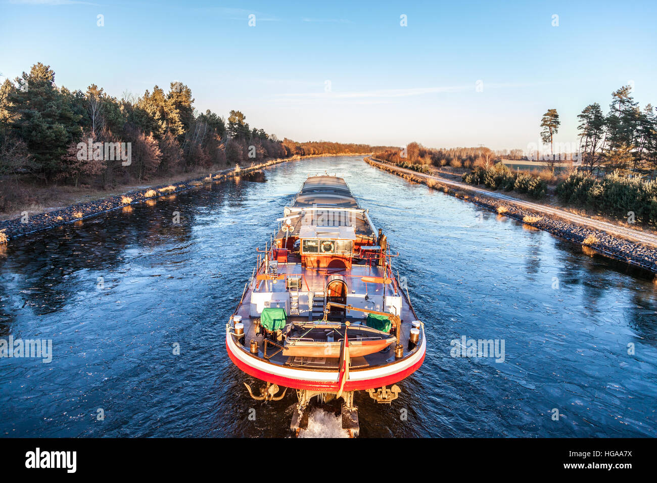 Navigazione nave pilota un canale lungo il fiume Foto Stock