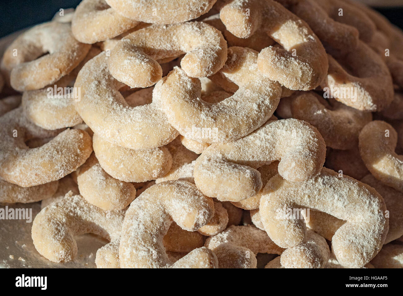 Ceca tradizionale Natale cotto in casa panini alla vaniglia biscotti dolci tabella completa di piastra di sfondo di dettaglio Foto Stock