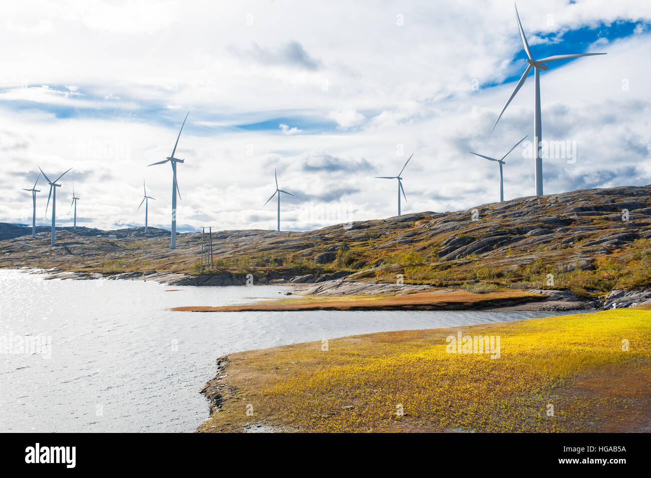 Le turbine eoliche in un vento alimentato la produzione di energia rinnovabile impianto nel paesaggio arido del nord della Norvegia Foto Stock