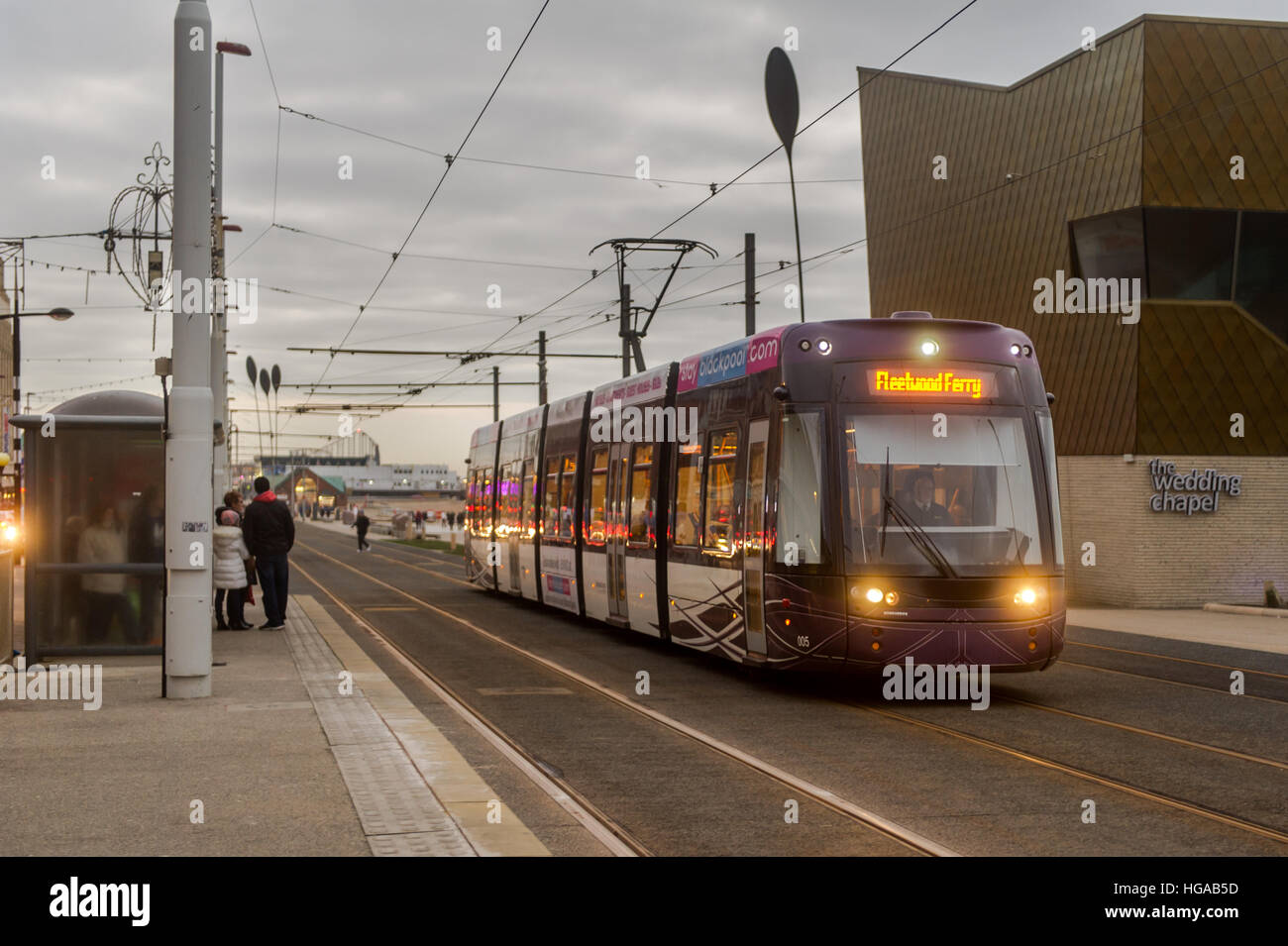 Blackpool tram viaggia lungo la Promenade di Blackpool, Blackpool, Lancashire, Regno Unito con copia spazio. Foto Stock