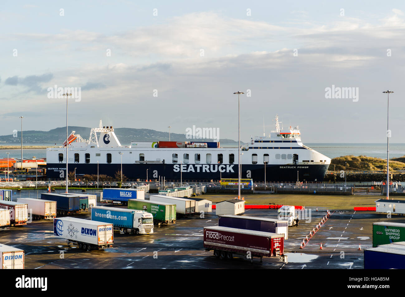 Seatruck roll on roll off traghetto "eatruck Power' si prepara a cast off dal porto di Dublino, Irlanda con copia spazio. Concetto Brexit. Foto Stock