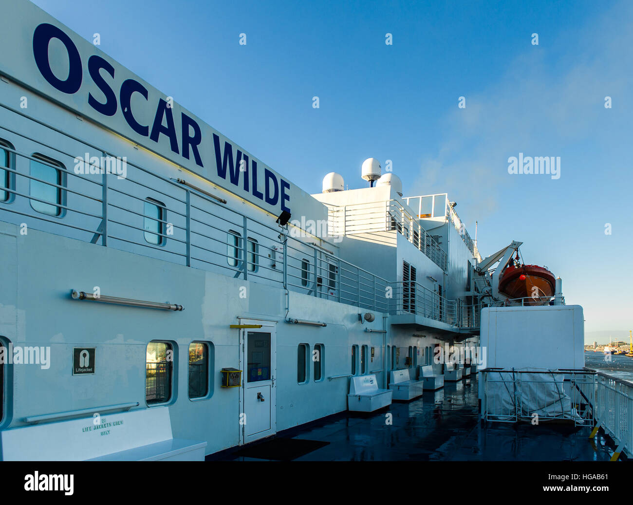 Il ponte della Irish Ferries car FERRY M/V Oscar Wilde con un cielo blu e copia di spazio. Foto Stock Il ponte della Irish Ferries car FERRY M/V Oscar Wilde con un cielo blu e copia di spazio. Foto Stock