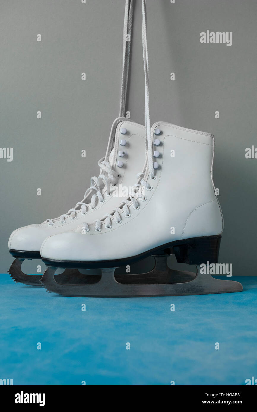 Vintage pattini da ghiaccio sul blu vintage background Foto Stock