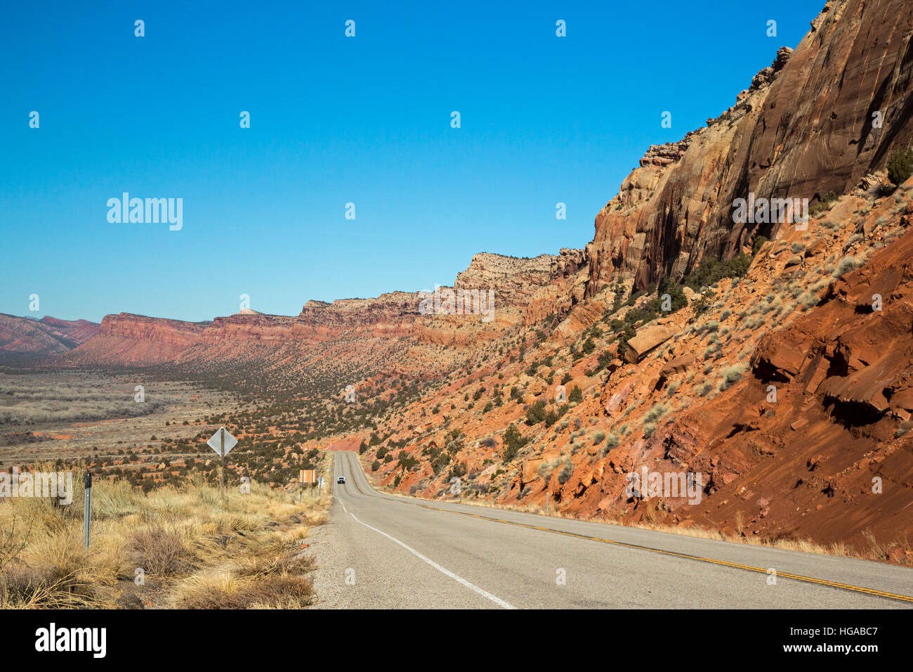 Blanding, Utah - Utah Highway 95 lungo il Comb Ridge negli orsi orecchie monumento nazionale. La cresta è stato un enorme barriera di pionieri Mormoni cercando di risolvere al Foto Stock
