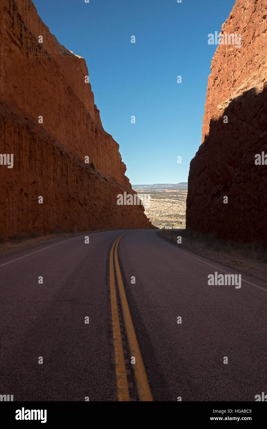 Blanding, Utah - Utah Highway 95 fette attraverso il Comb Ridge negli orsi orecchie monumento nazionale. La cresta è stato un enorme barriera di pionieri Mormoni cercando di Foto Stock