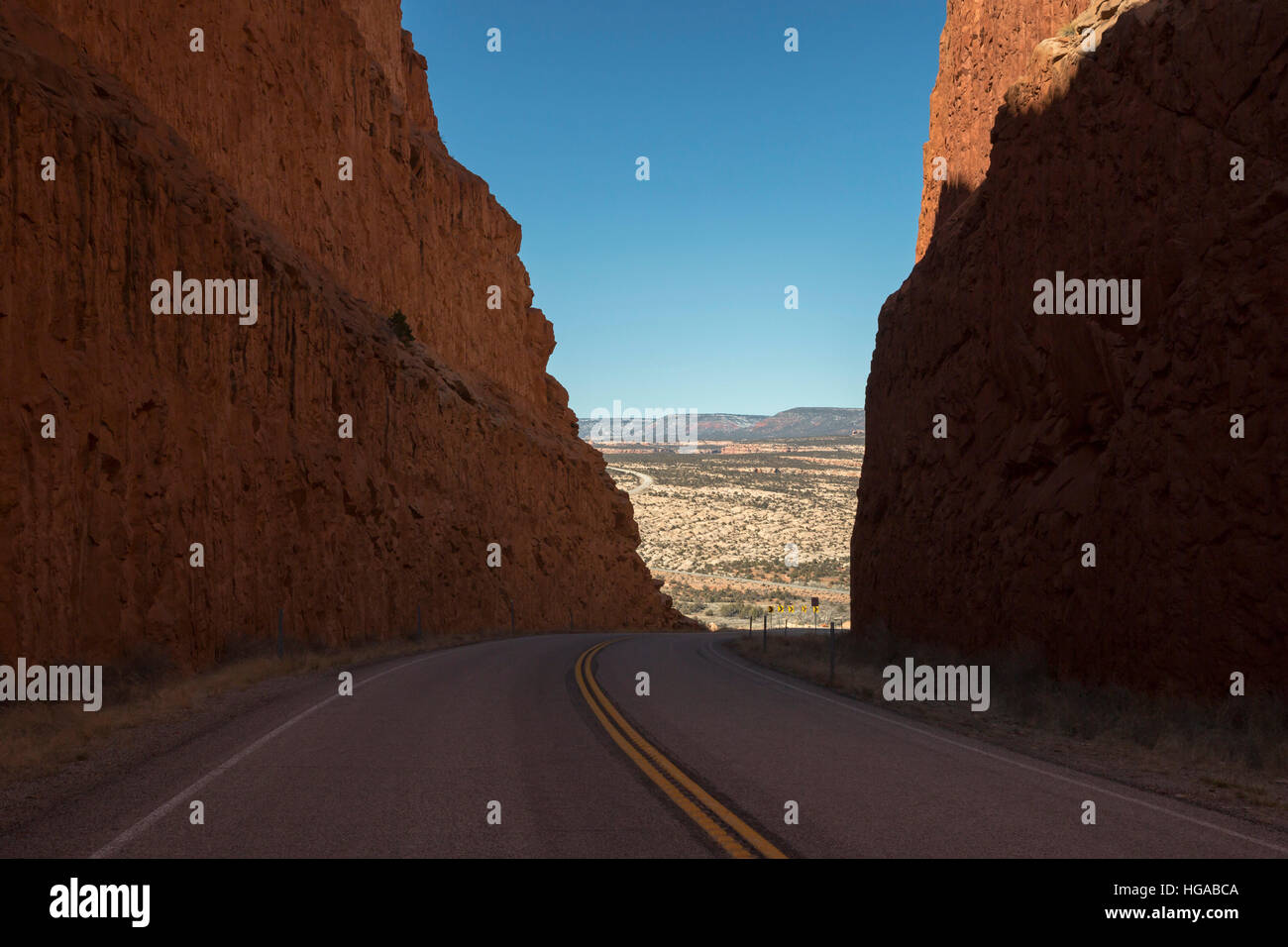 Blanding, Utah - Utah Highway 95 fette attraverso il Comb Ridge negli orsi orecchie monumento nazionale. La cresta è stato un enorme barriera di pionieri Mormoni cercando di Foto Stock