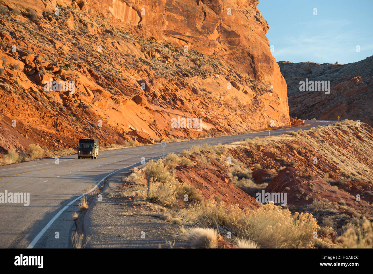 Bluff, Utah - una consegna UPS carrello su US Highway 163, attraversando il Comb Ridge negli orsi orecchie monumento nazionale. Foto Stock