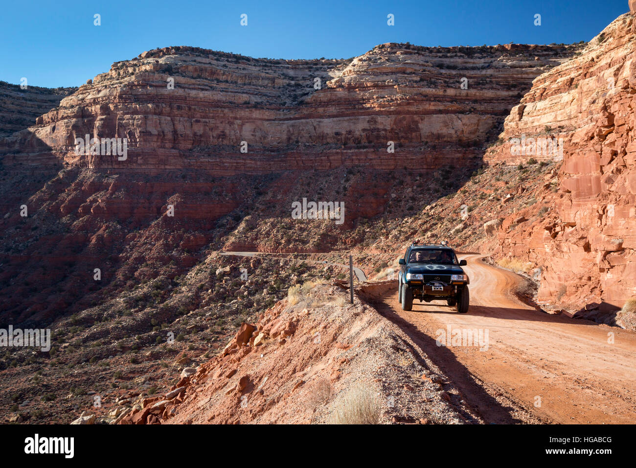 Mexican Hat, Utah - La Moki Dugway negli orsi orecchie monumento nazionale. Tre miglia di sezione non pavimentata di Utah Highway 261 presenta ripidi tornanti e Foto Stock