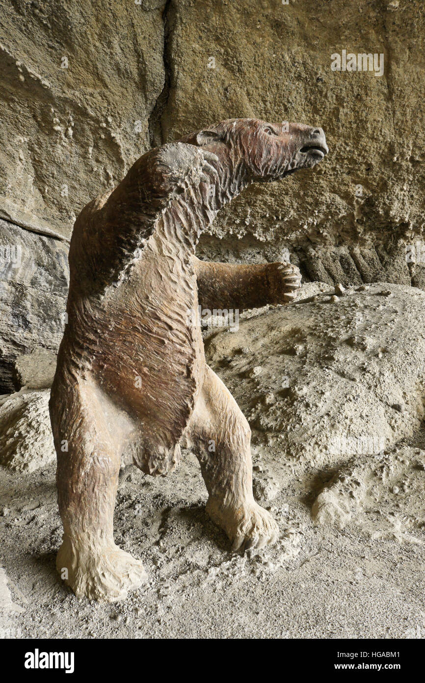 Life-size replica di Mylodon preistorici al naturale monumentale Cueva de Milodon vicino a Puerto Natales, Patagonia, Cile Foto Stock