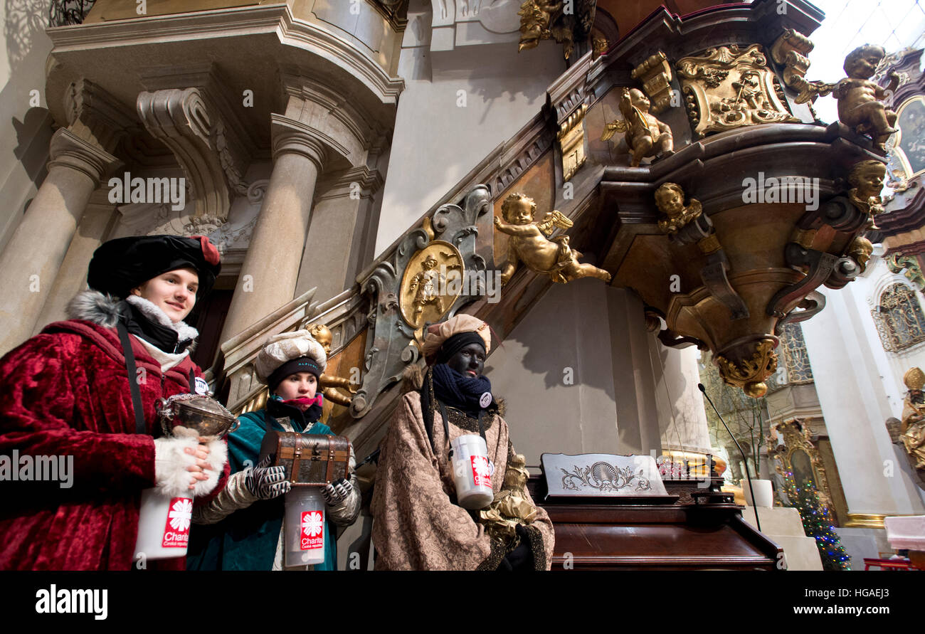 Praga, Repubblica Ceca. 06 gen 2017. Carol cantanti vestiti come i tre re e persone che desiderano un felice Nuovo Anno sono la raccolta di denaro in denaro sigillata caselle nella chiesa di San Tommaso a Praga Repubblica Ceca, 6 gennaio 2017. © Michal Kamaryt/CTK foto/Alamy Live News Foto Stock