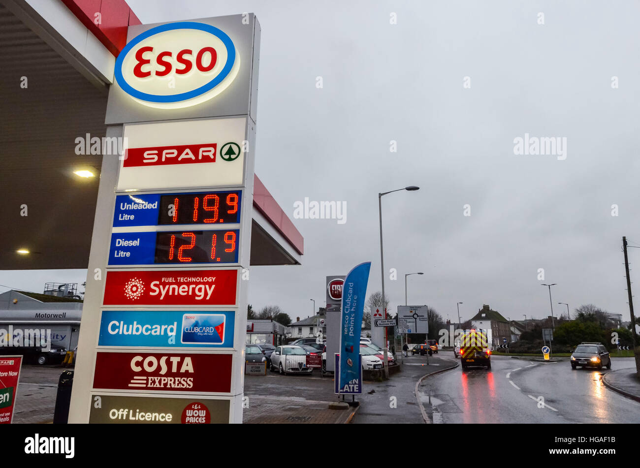 Bridport, Dorset, Regno Unito. Il 6 gennaio 2017. Il distributore Esso sulla East Road, Bridport con la benzina e il gasolio i prezzi alla pompa a € 119,9 e 121,9 sterline rispettivamente. I prezzi del carburante sul piazzale delle scorse settimane sono aumentati da 3p. Immagine: Graham Hunt/Alamy Live News. Foto Stock