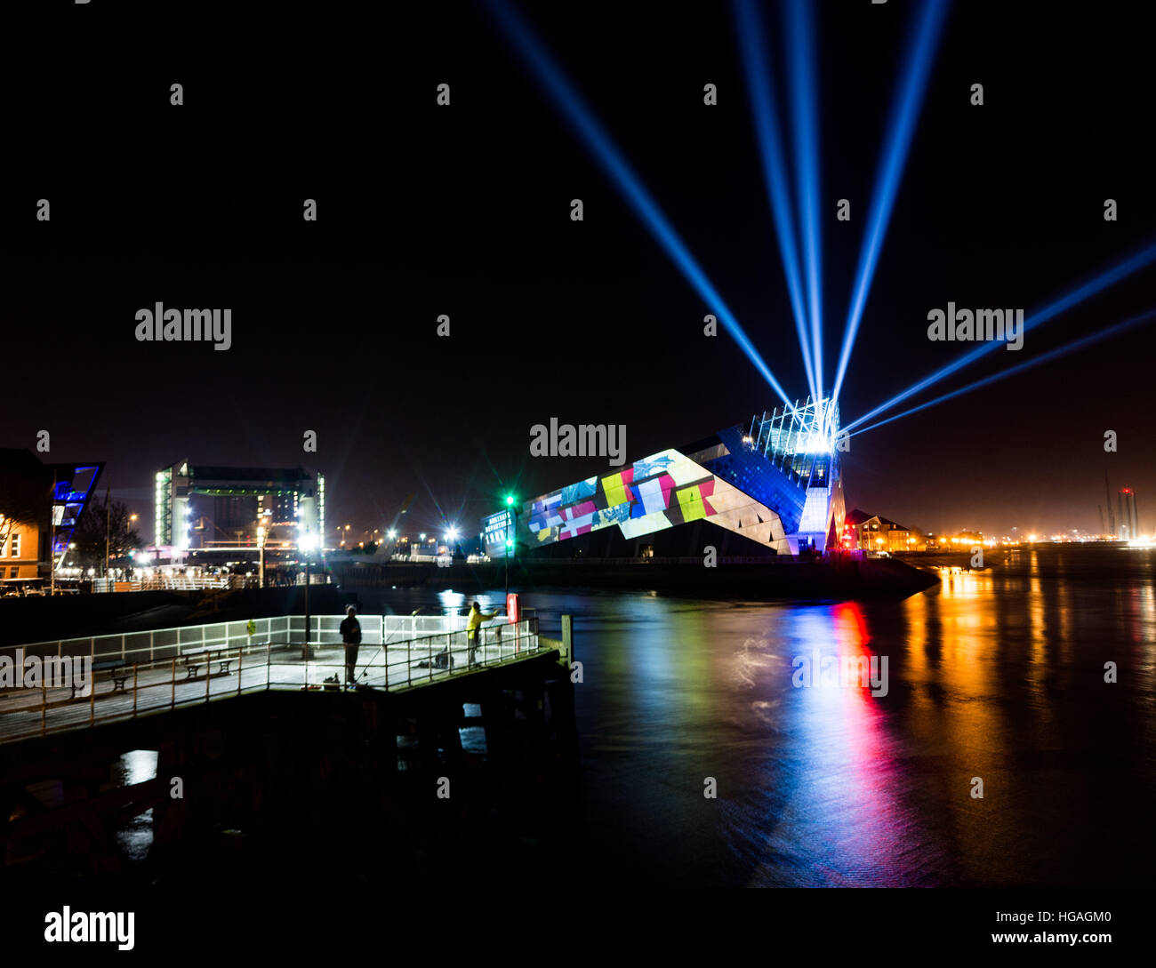 Il pescatore tradizionale di fronte alla rigenerata e scafo moderna vetrina per la città della cultura celebrazioni. La profonda, scafo. Foto Stock