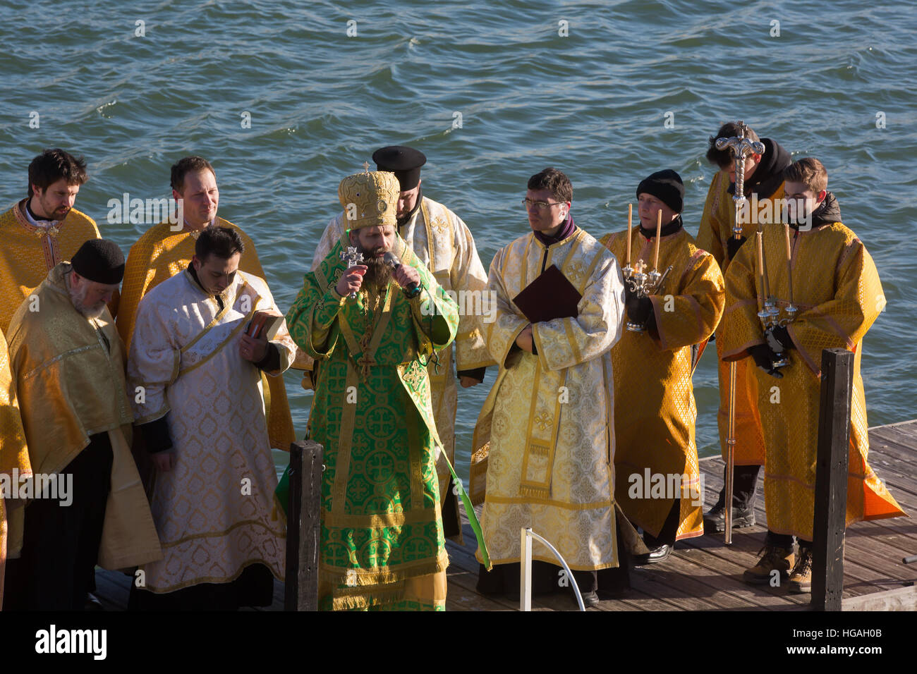 Budapest, Ungheria. Il 6 gennaio, 2017. Greco Ungherese arcivescovo cattolico Fulop Kocsis (3a L, anteriore) santifica le acque del fiume Danubio in occasione dell'Epifania a Budapest, Ungheria, il 6 gennaio 2017. © Attila Volgyi/Xinhua/Alamy Live News Foto Stock