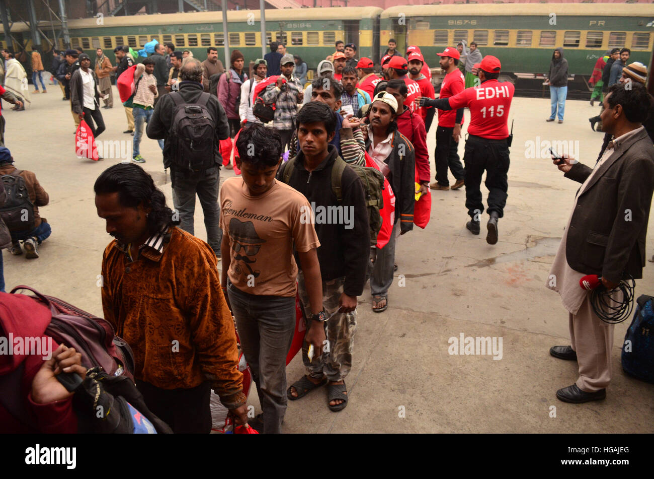 Lahore, il Pakistan Lahore. Il 6 gennaio, 2017. I pescatori indiani arrivano a Lahore stazione ferroviaria a seguito del loro rilascio da una prigione di Karachi in Pakistan orientale di Lahore, Gennaio 6, 2017. Il Pakistan giovedì liberato 219 pescatori indiani in un gesto che aveva abbandonato nelle sue acque. © Jamil Ahmed/Xinhua/Alamy Live News Foto Stock